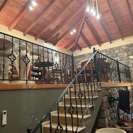 فيلة To Petrino Vathis